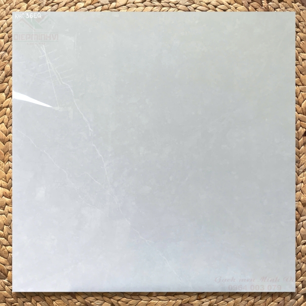 Gạch 80x80 bóng kính vân đá xám trắng 36eq- lát nền phòng khách hiện đại