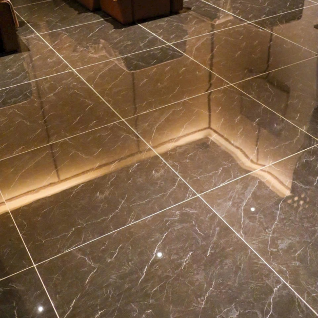 Gạch 80x80 bóng kính vân đá đen nâu P8819 lát nền Spa sang trọng