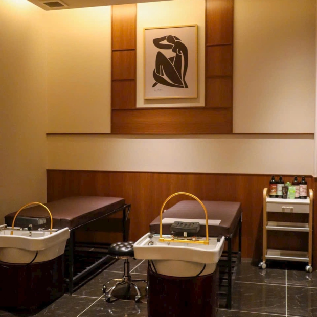 Gạch 80x80 bóng kính vân đá đen nâu P8819 lát nền Spa sang trọng