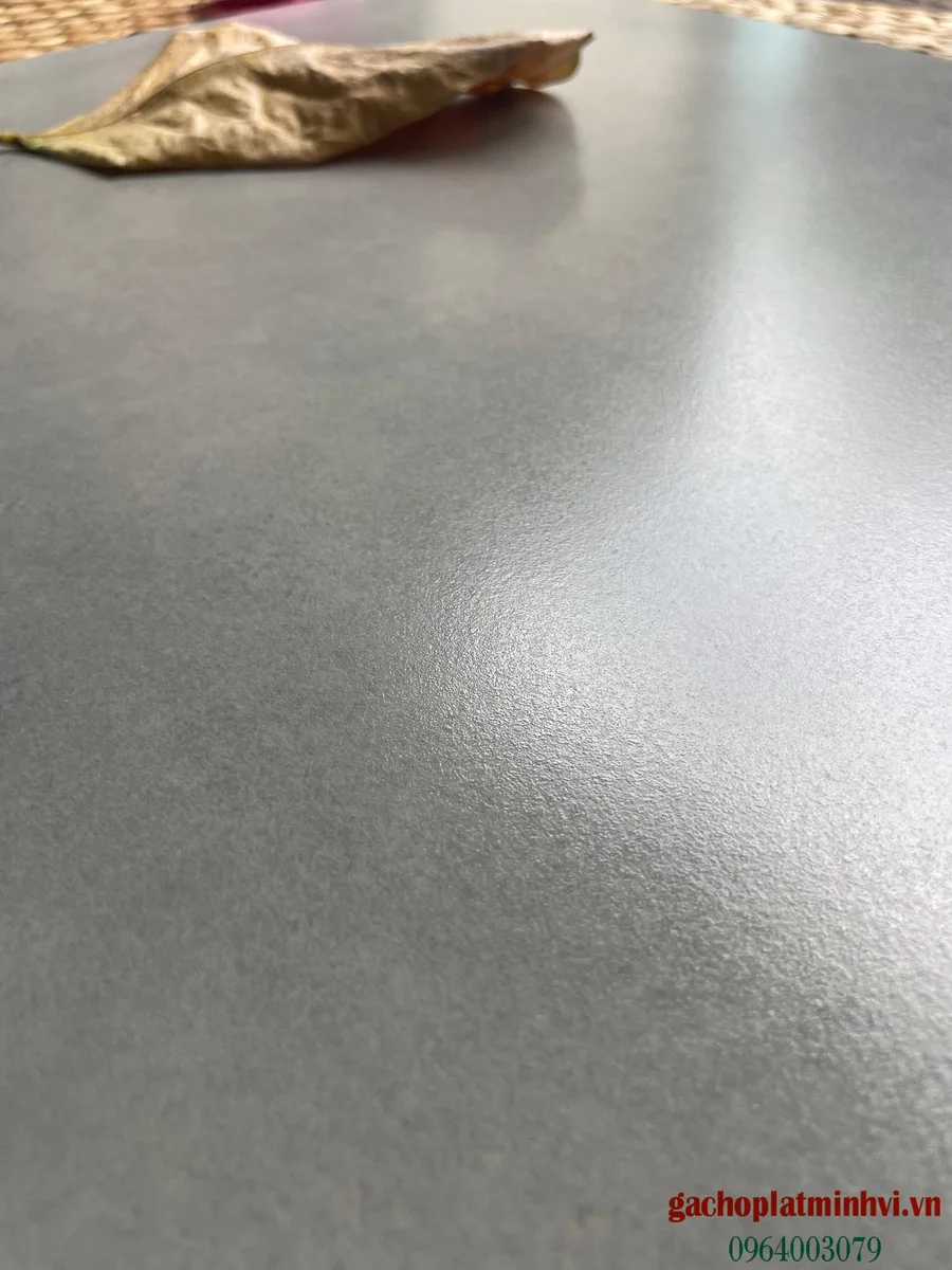 Cận cảnh bề mặt gạch men mờ 80x80 xám xi măng hiệu ứng xi măng tự nhiên