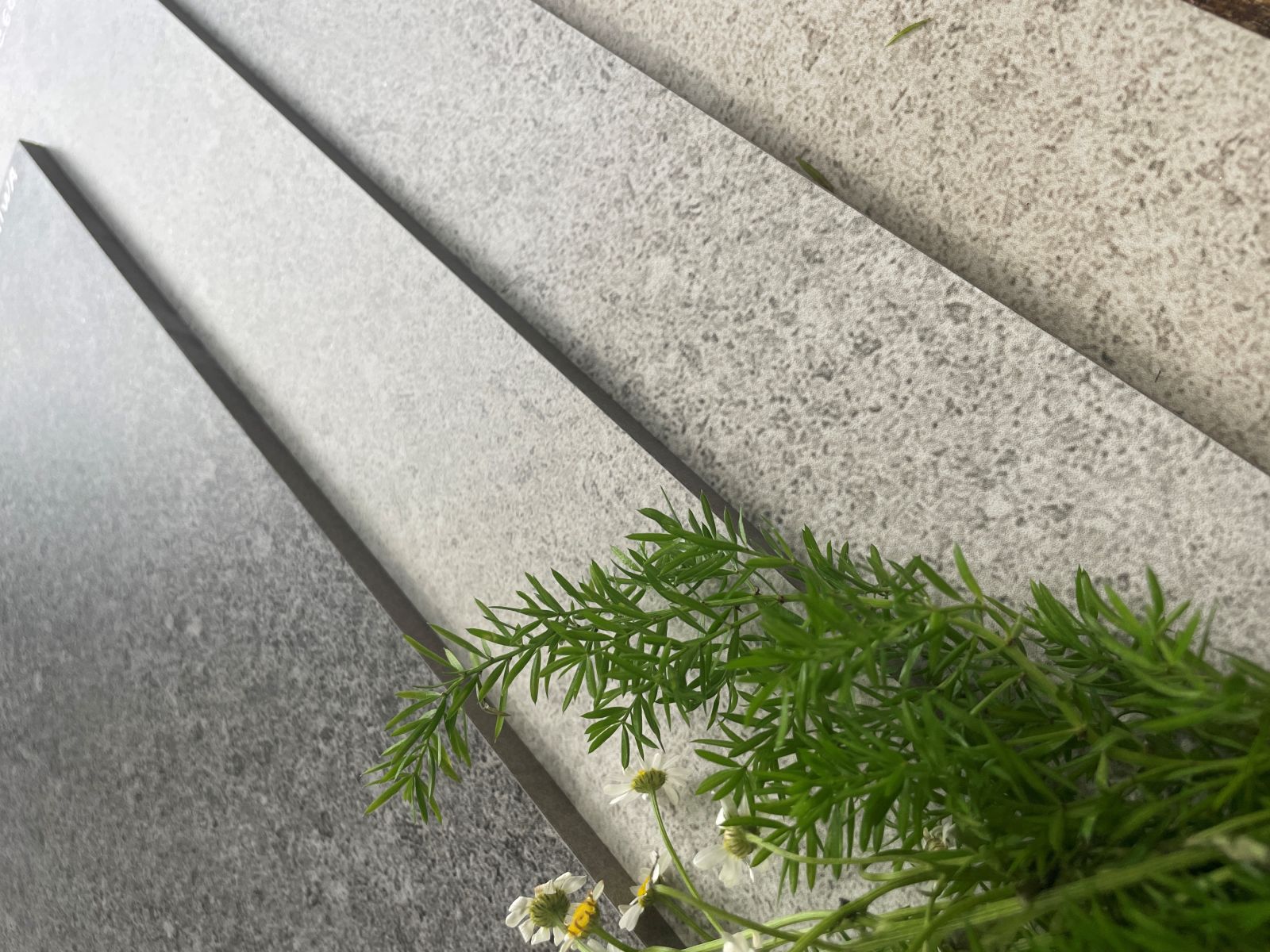 Chi tiết bề mặt Microdio Surface trên gạch lát nền 80x80 vân đá màu ghi sáng TTC10