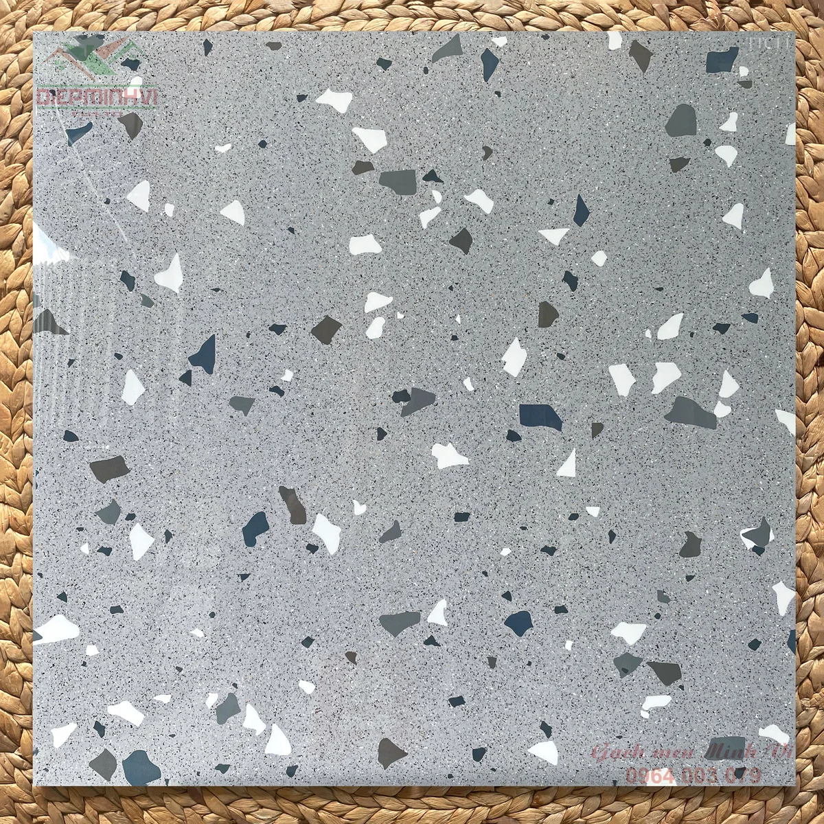Gạch 80x80 bóng kính Terrazzo xám hạt đá lớn trắng đen lát nền phòng khách hiện đại