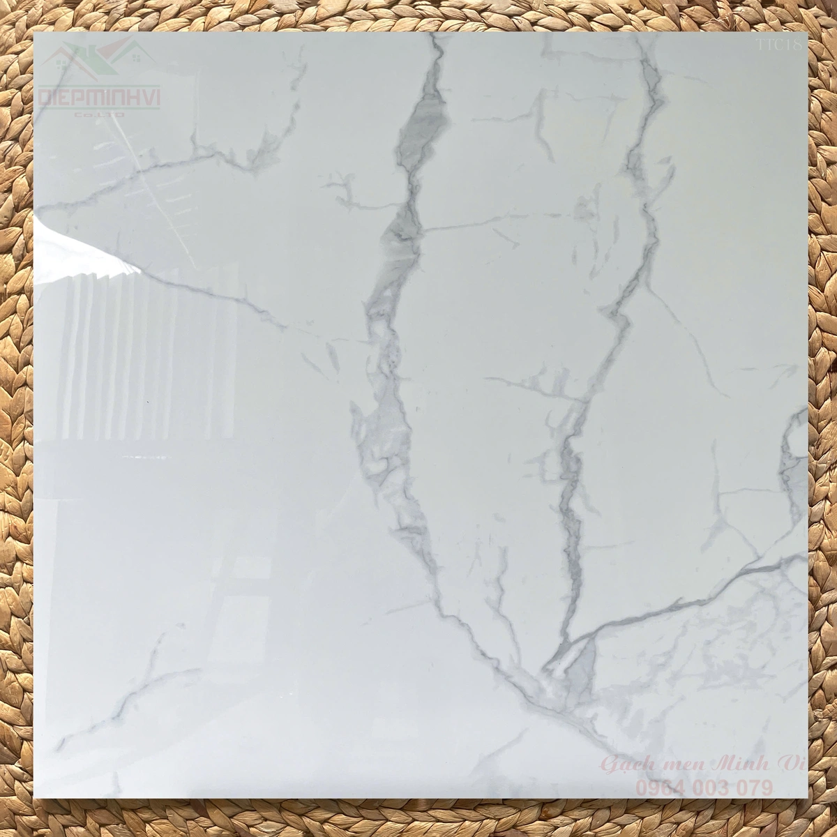 Gạch 80x80 bóng kính vân đá trắng vân mây xám Calacatta P8818 lát nền phòng khách cao cấp