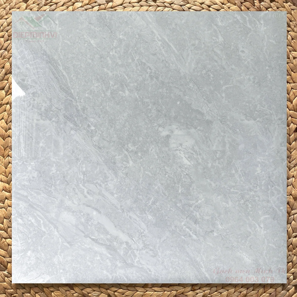 Gạch 80x80 bóng kính vân đá xám nhạt P8815 cao cấp lát nền phòng khách sang trọng