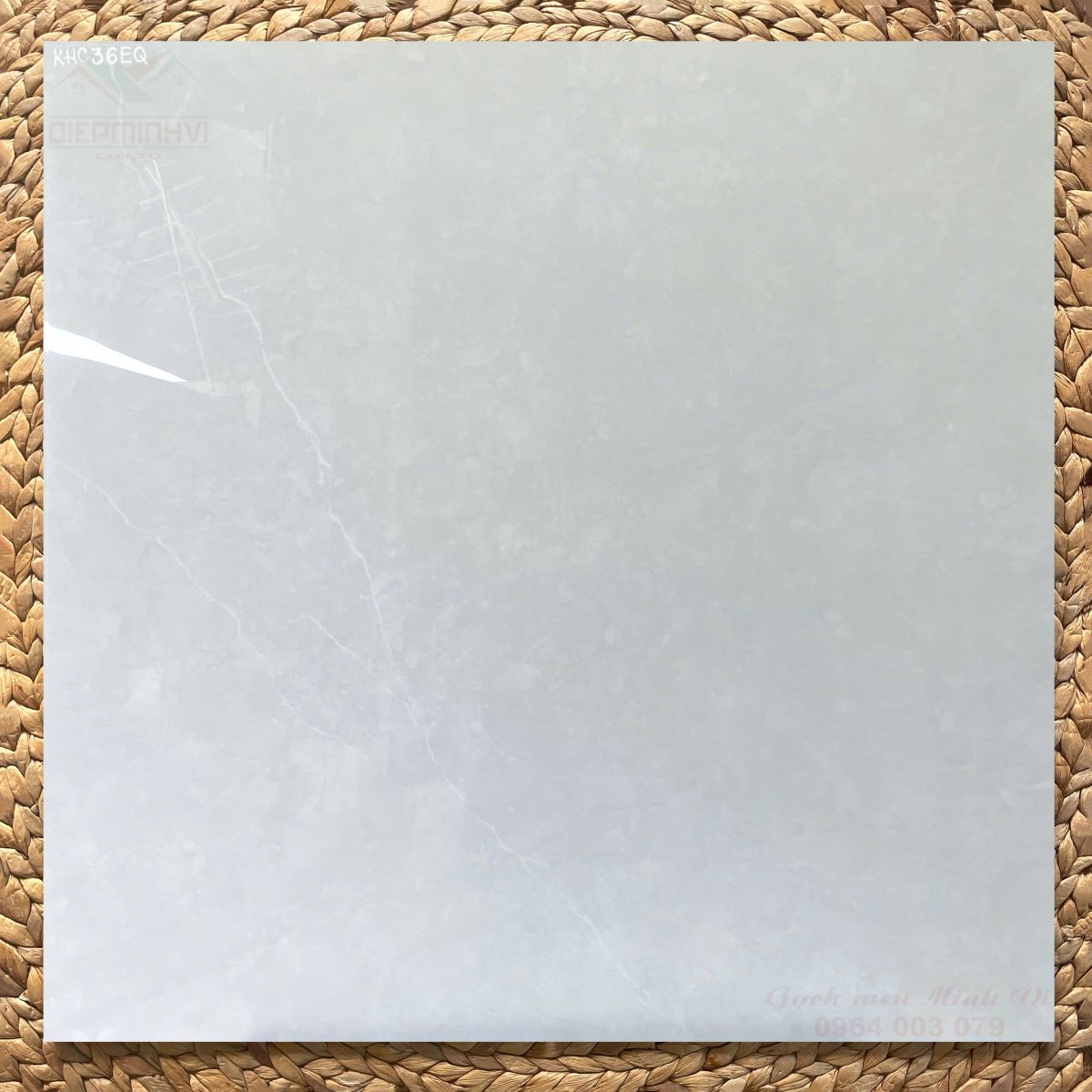 Gạch 80x80 bóng kính vân đá xám trắng 36EQ lát nền phòng khách hiện đại