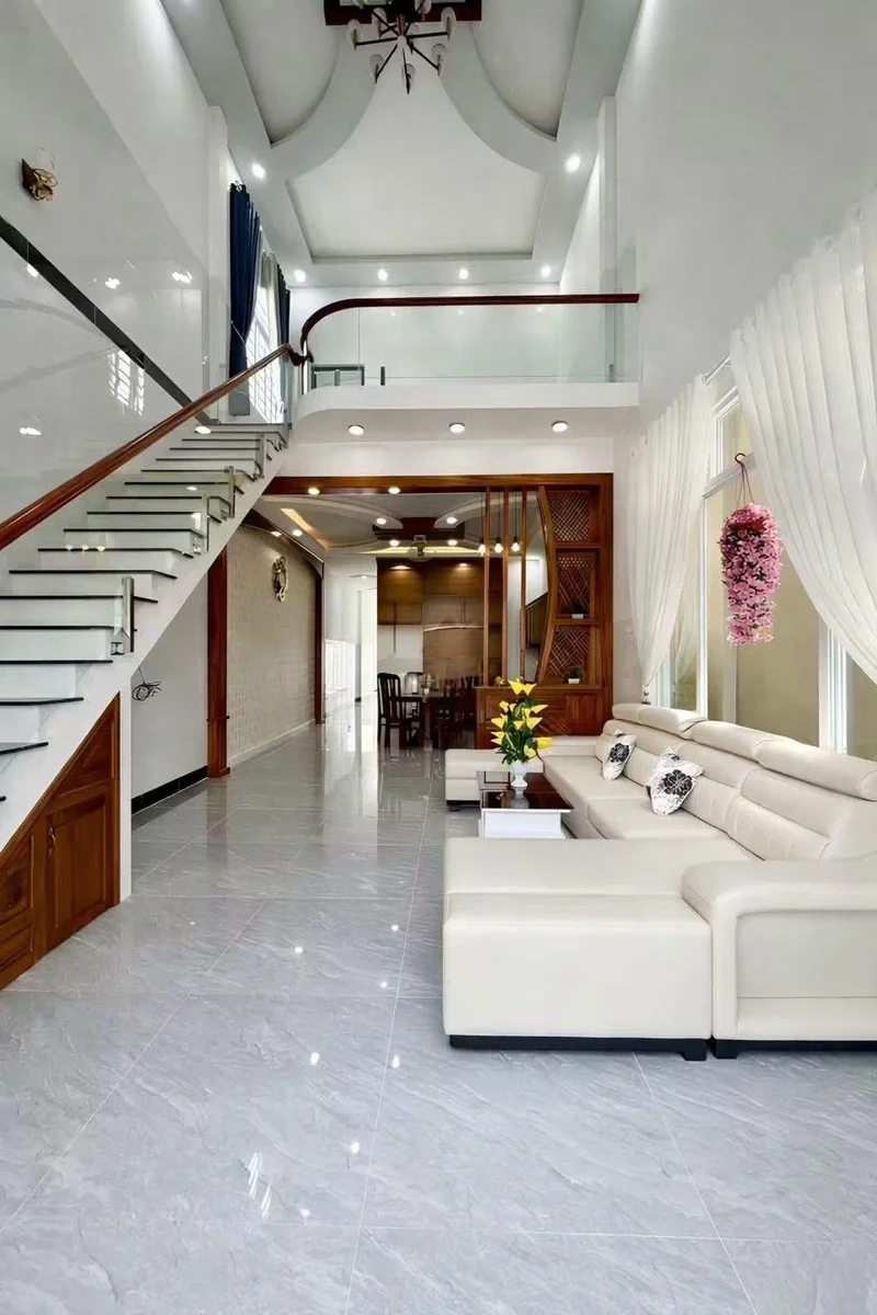 Phòng khách lát gạch 80x80 xám lạnh vân đá bóng kính