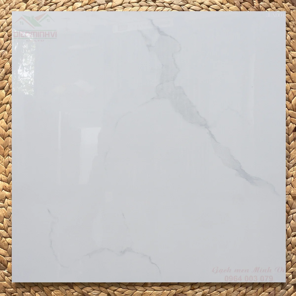 Gạch bóng kính 80x80 trắng vân đá Calacatta lát nền phòng khách hiện đại