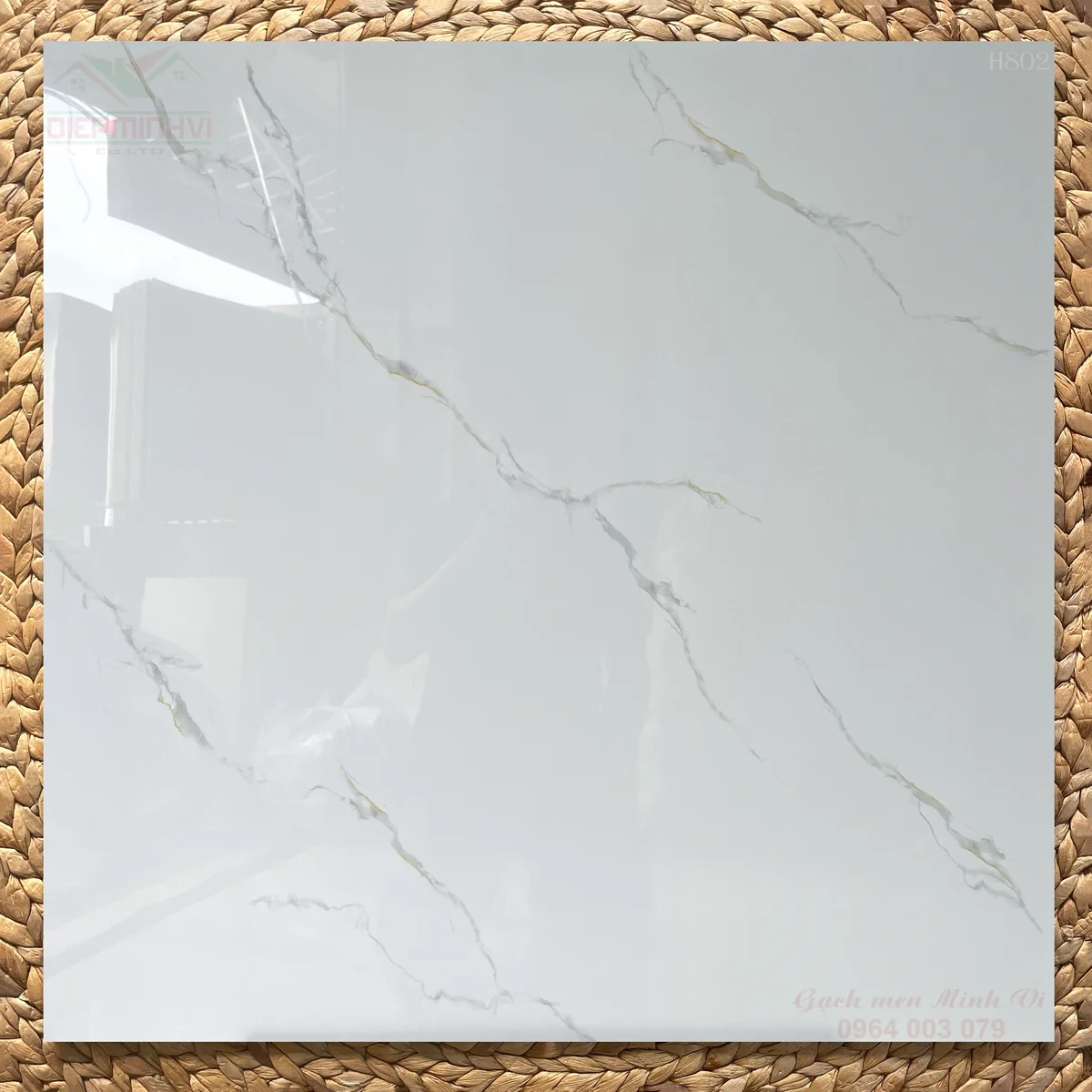Gạch bóng kính 80x80 trắng vân đá chỉ vàng bề mặt bóng kính cao cấp