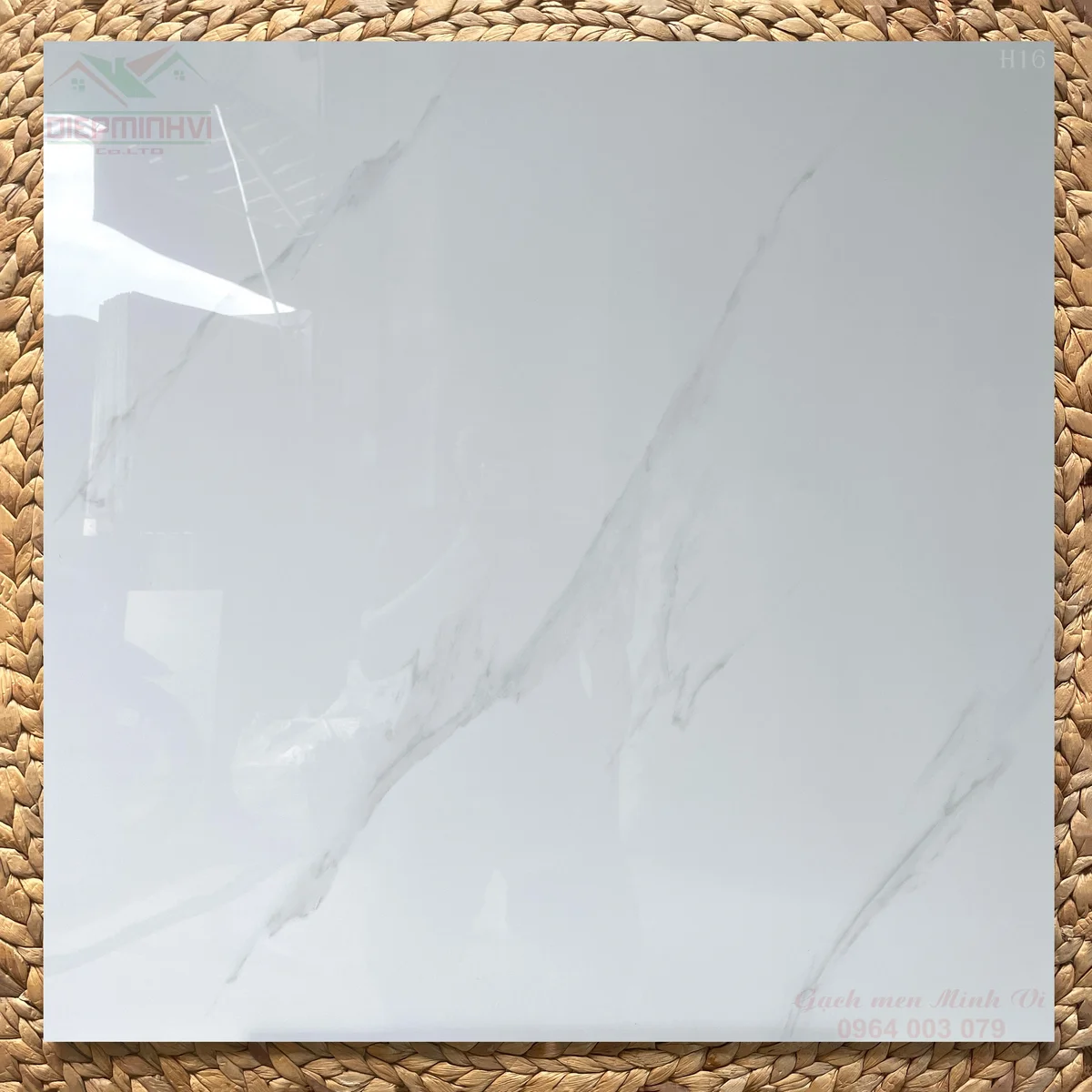 Gạch bóng kính 80x80 trắng vân khói bề mặt bóng kính lát nền phòng khách hiện đại