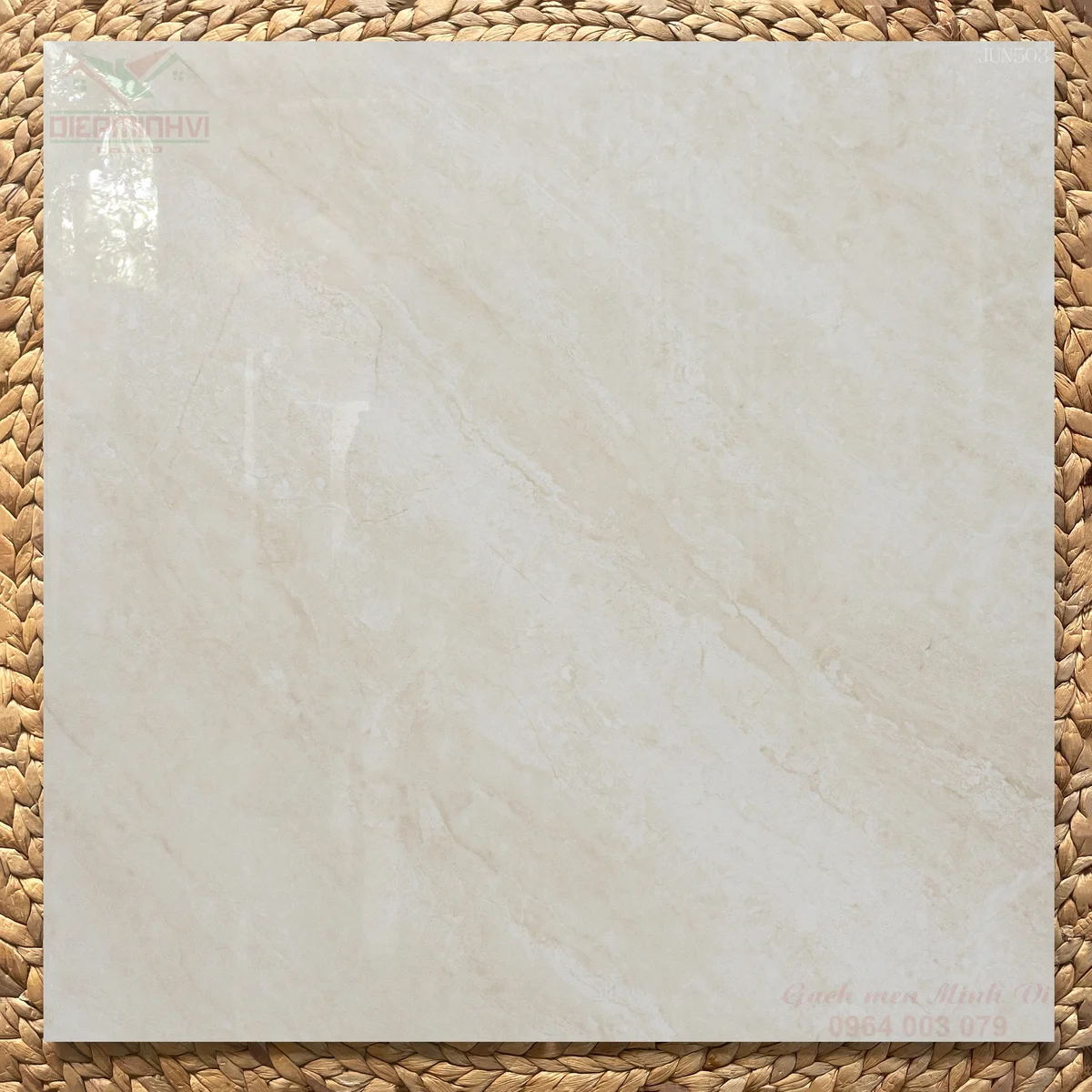 Gạch bóng kính 80x80 vân đá vàng kem bề mặt bóng cao cấp lát phòng khách