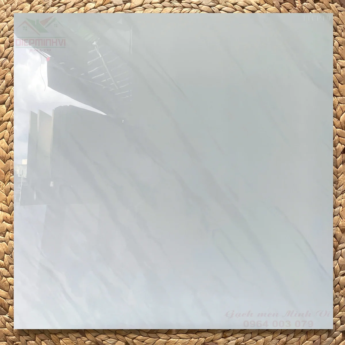 Gạch bóng kính 80x80 Viglacera GP883019 vân đá trắng lát phòng khách sang trọng