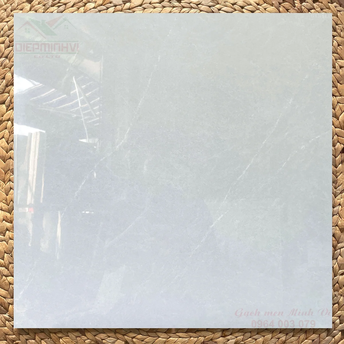 Gạch lót nền 80x80 bóng kiếng vân đá trắng giúp không gian sáng và đẳng cấp hơn.