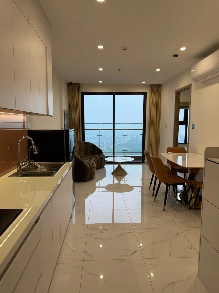 Không gian phòng khách lát gạch Viglacera 80x80 bóng kính màu trắng vân đá