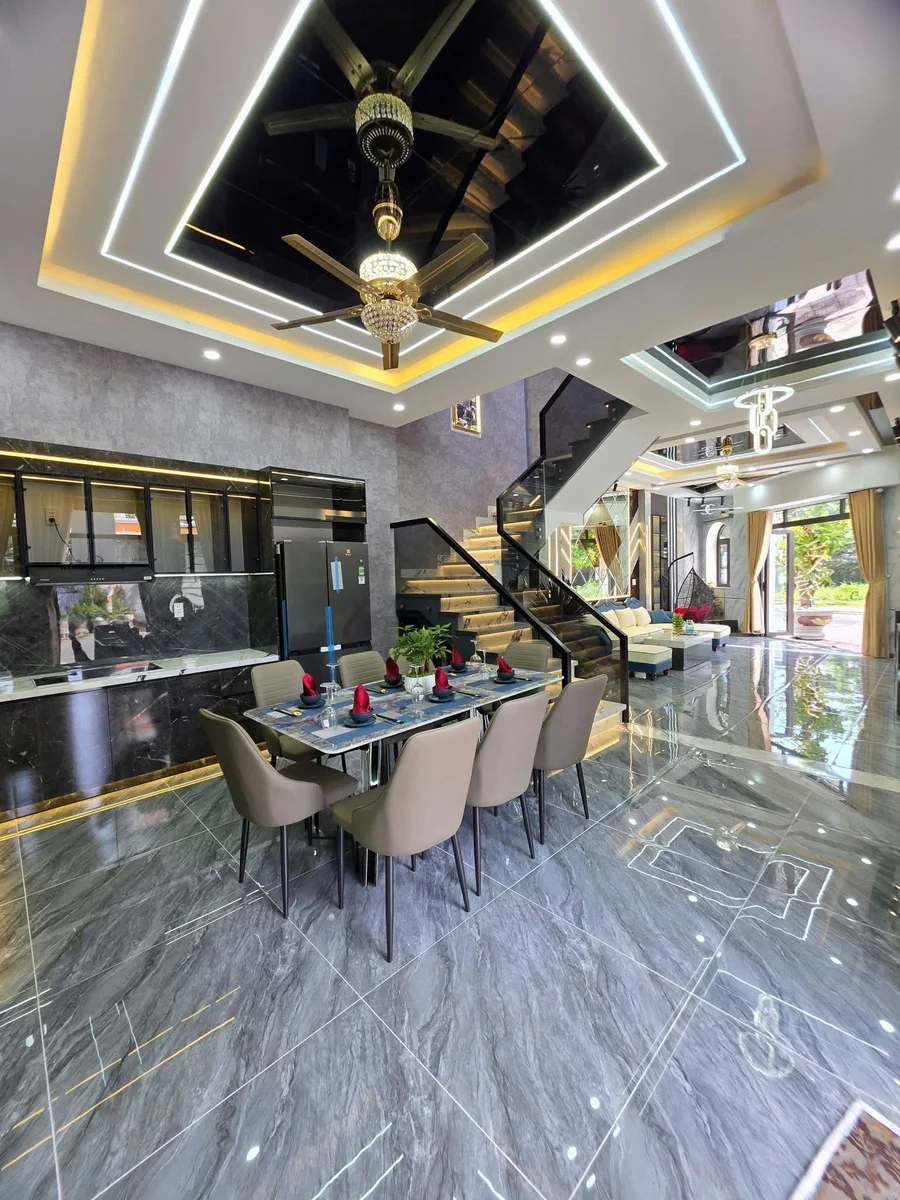 Phòng bếp lát gạch bóng kính 80x80 vân đá xám đậm sạch đẹp