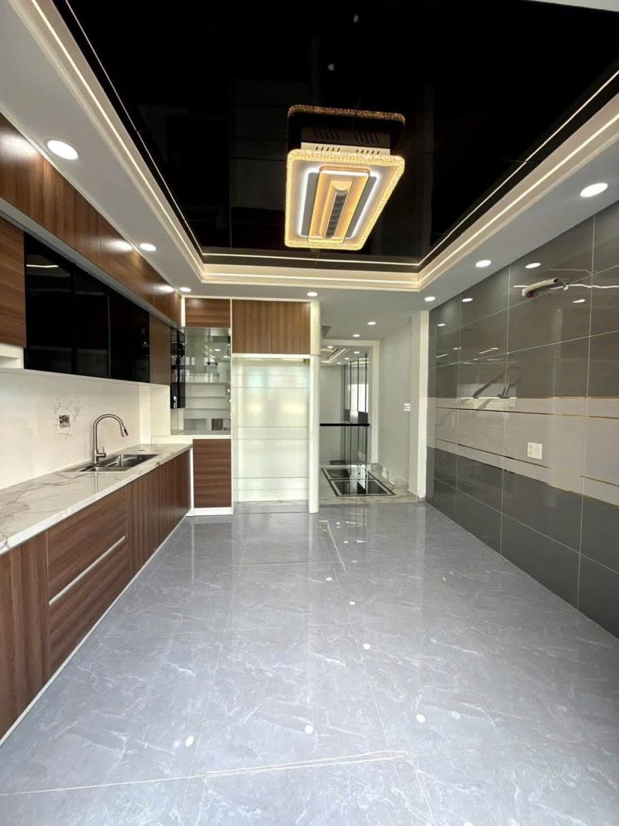 Phòng bếp sử dụng gạch bóng kính vân đá xám trắng