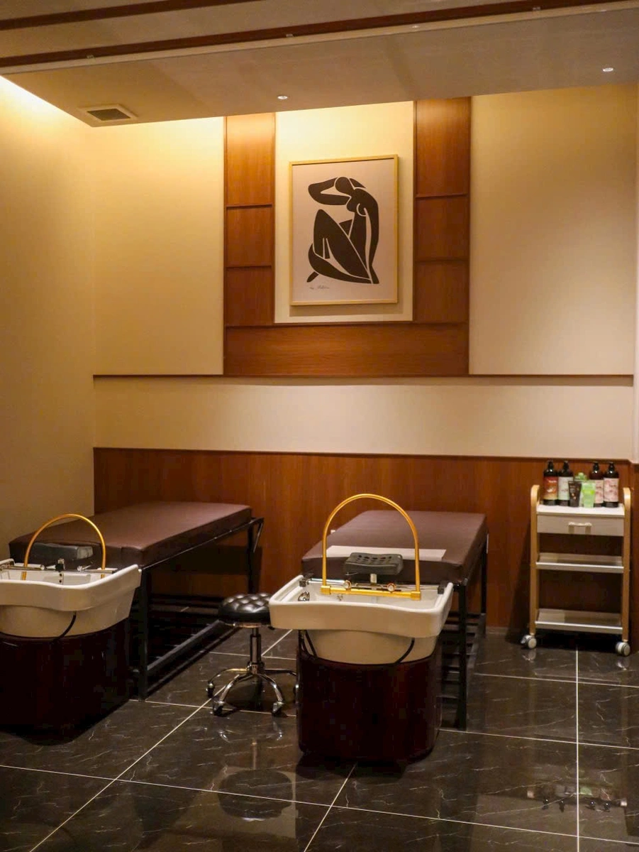 Không gian spa cao cấp lát gạch 80x80 bóng kính vân đá Dark Emperador