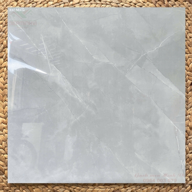 Gạch 80x80 bóng kính vân đá xám lát nền phòng khách hiện đại 38eq
